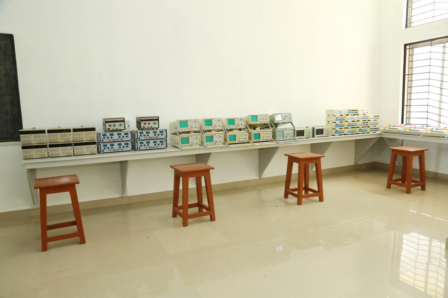 CIRCUITS DESIGN AND SIMULATION LABORATORY